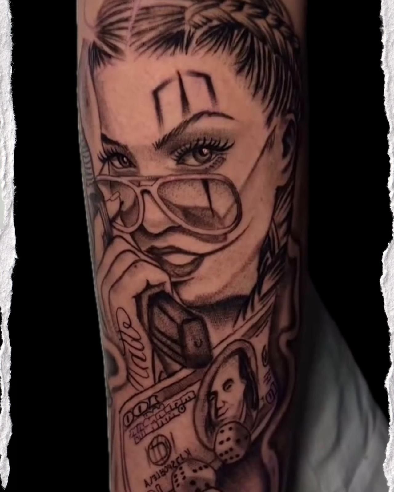 Retrato tatuado en blanco y negro de una persona con gafas, con un billete de dólar y una tarjeta debajo.
