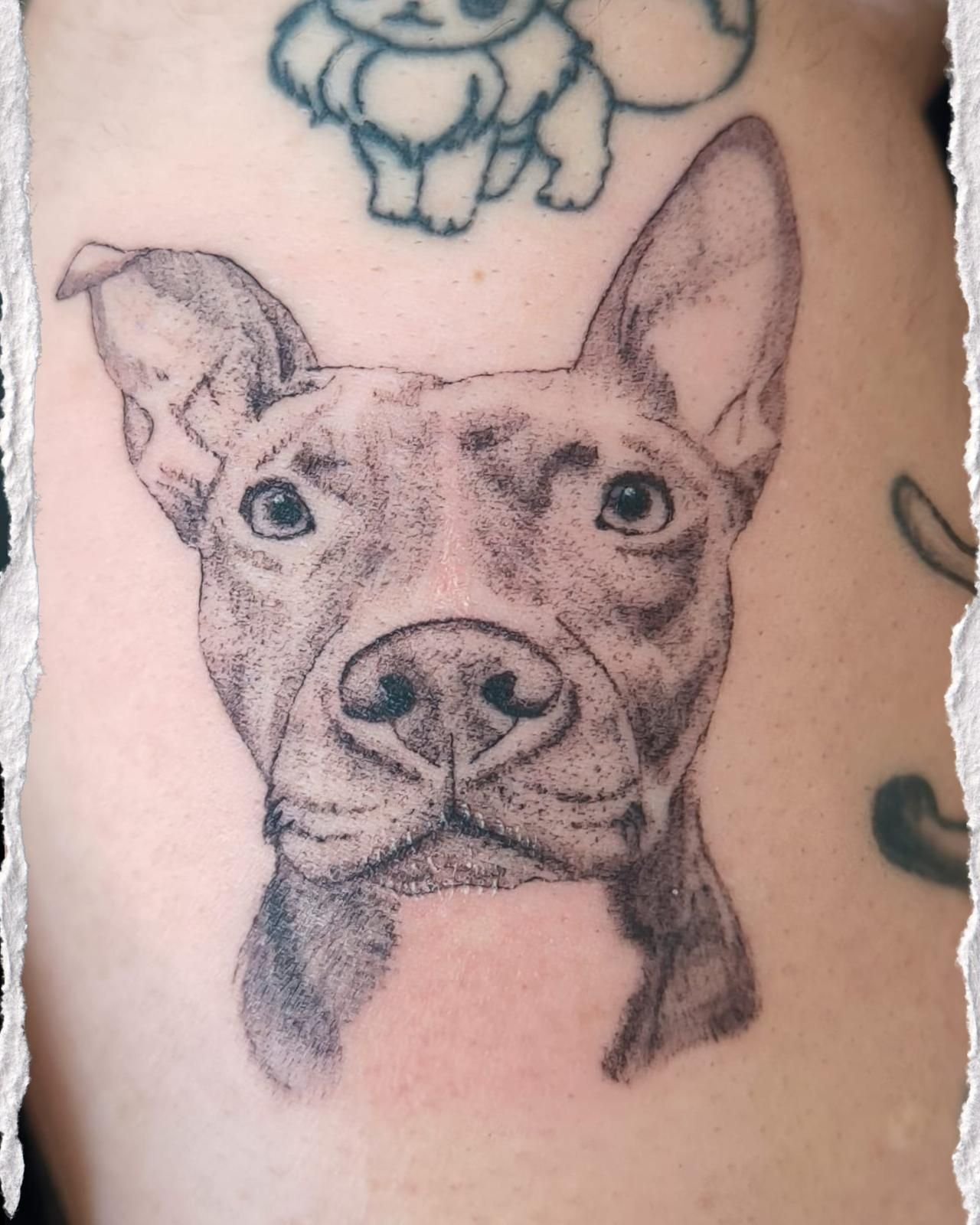 Tatuaje de un perro en blanco y negro.