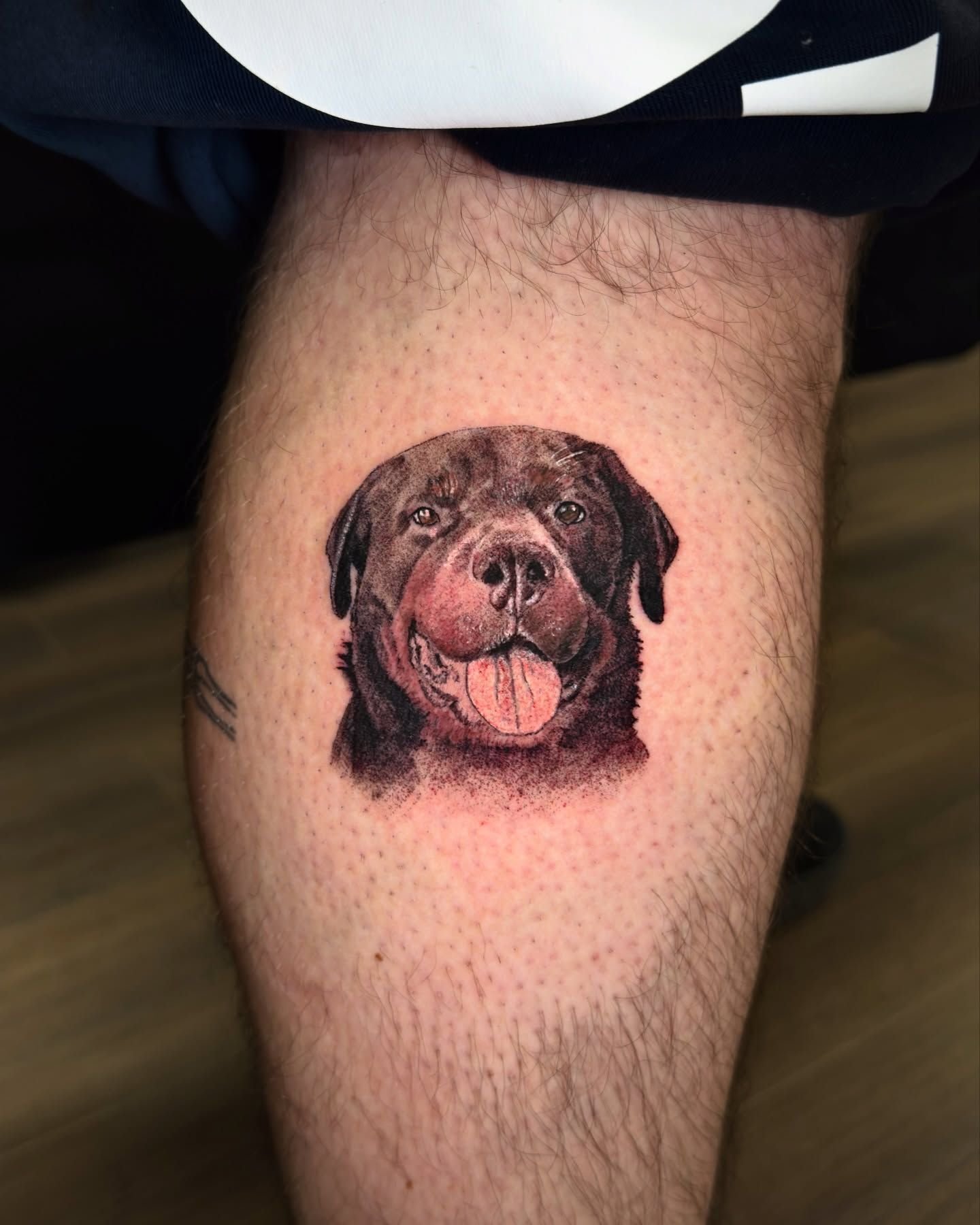 Pequeño tatuaje de un perro.